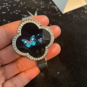 Smartwatch- silver clover shape